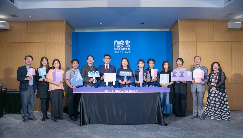 ART TAICHUNG 2025 長官合影 - 左起： 台灣科學園區工業同業公會賴明志處長、 日月千禧酒店許瑄芷總經理、 國立臺灣美術館陳貺怡館長、 藝術新聲代表 - 臺中市大墩文化中心陳文進主任、 台中會展中心主任吳春見、 立法院副院長江啟臣、 畫廊協會理事長陳菁螢、 臺中市政府文化局陳佳君局長、 璞玉發光代表 - 國立新竹美學館葉于正館長 臺藝新人獎代表 - 國立臺灣藝術大學美術學院院長劉俊蘭 臺中市立美術館賴依欣館長 中菁會創辦人張清泉 畫廊協會第13、14屆理事長鍾經新ART TAICHUNG 2025 長官合影 - 左起： 台灣科學園區工業同業公會賴明志處長、 日月千禧酒店許瑄芷總經理、 國立臺灣美術館陳貺怡館長、 藝術新聲代表 - 臺中市大墩文化中心陳文進主任、 台中會展中心主任吳春見、 立法院副院長江啟臣、 畫廊協會理事長陳菁螢、 臺中市政府文化局陳佳君局長、 璞玉發光代表 - 國立新竹美學館葉于正館長 臺藝新人獎代表 - 國立臺灣藝術大學美術學院院長劉俊蘭 臺中市立美術館賴依欣館長 中菁會創辦人張清泉 畫廊協會第13、14屆理事長鍾經新
